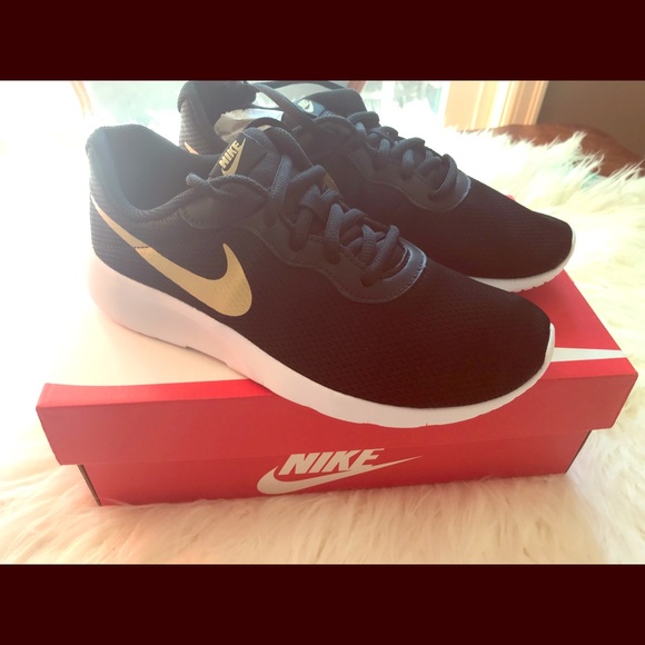 NIB Nike Tanjun Big Kid’s Sneaker - Picture 2 of 8